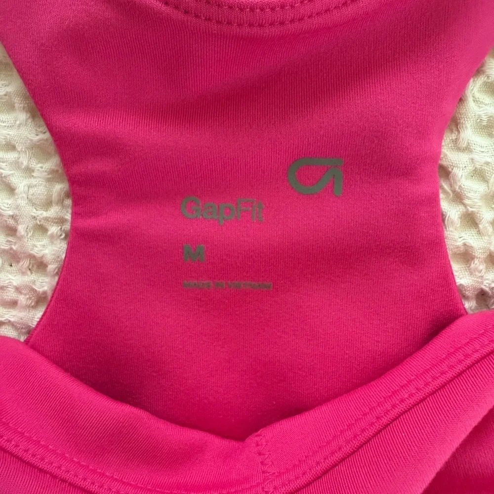 NWOT Gap Fit Sports Bra Medium